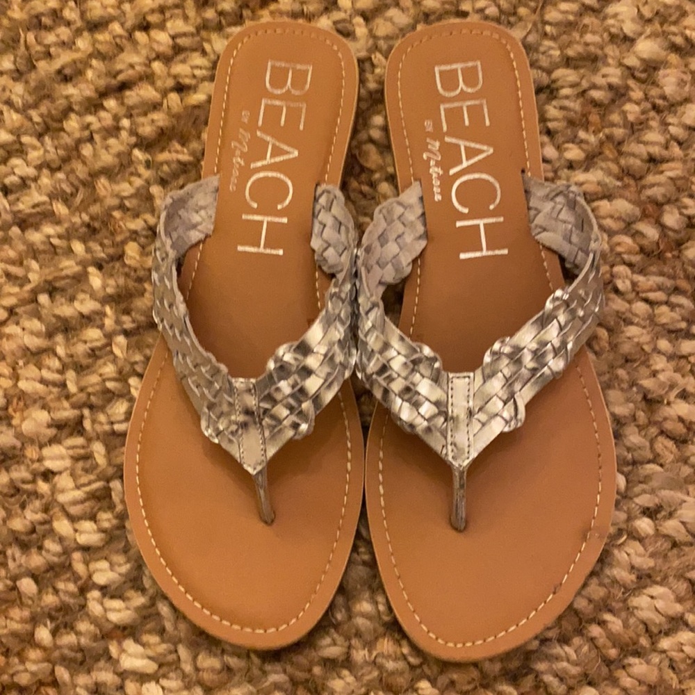 Beach by Matisse silver leather flip flops